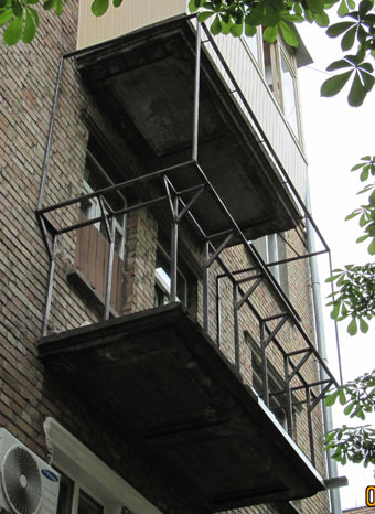 Фотографии сварочных работ по расширению и остеклению балкона